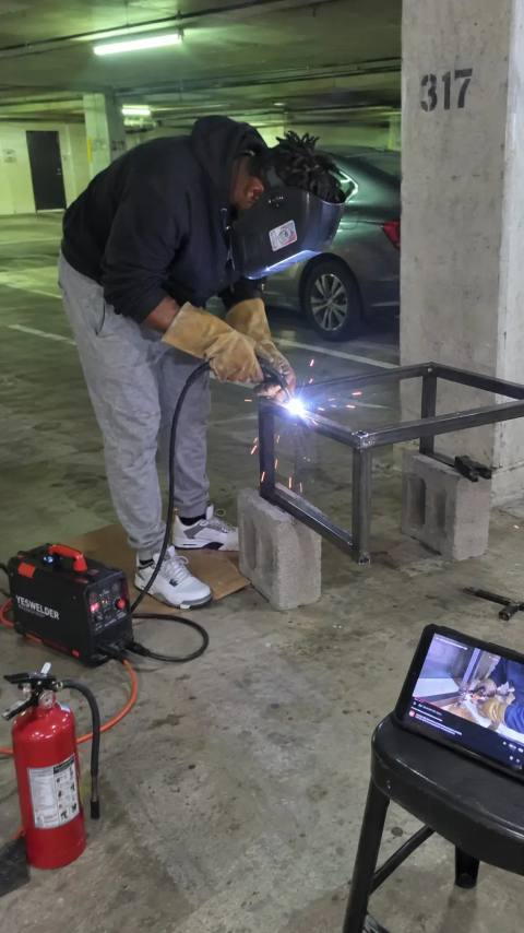 Travis a soldar na garagem